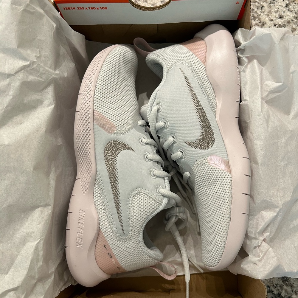 BRAND NEW
Women’s Flex Experience Rn 10 
Photon Dust/MTLC Pewter
Size: 5.5